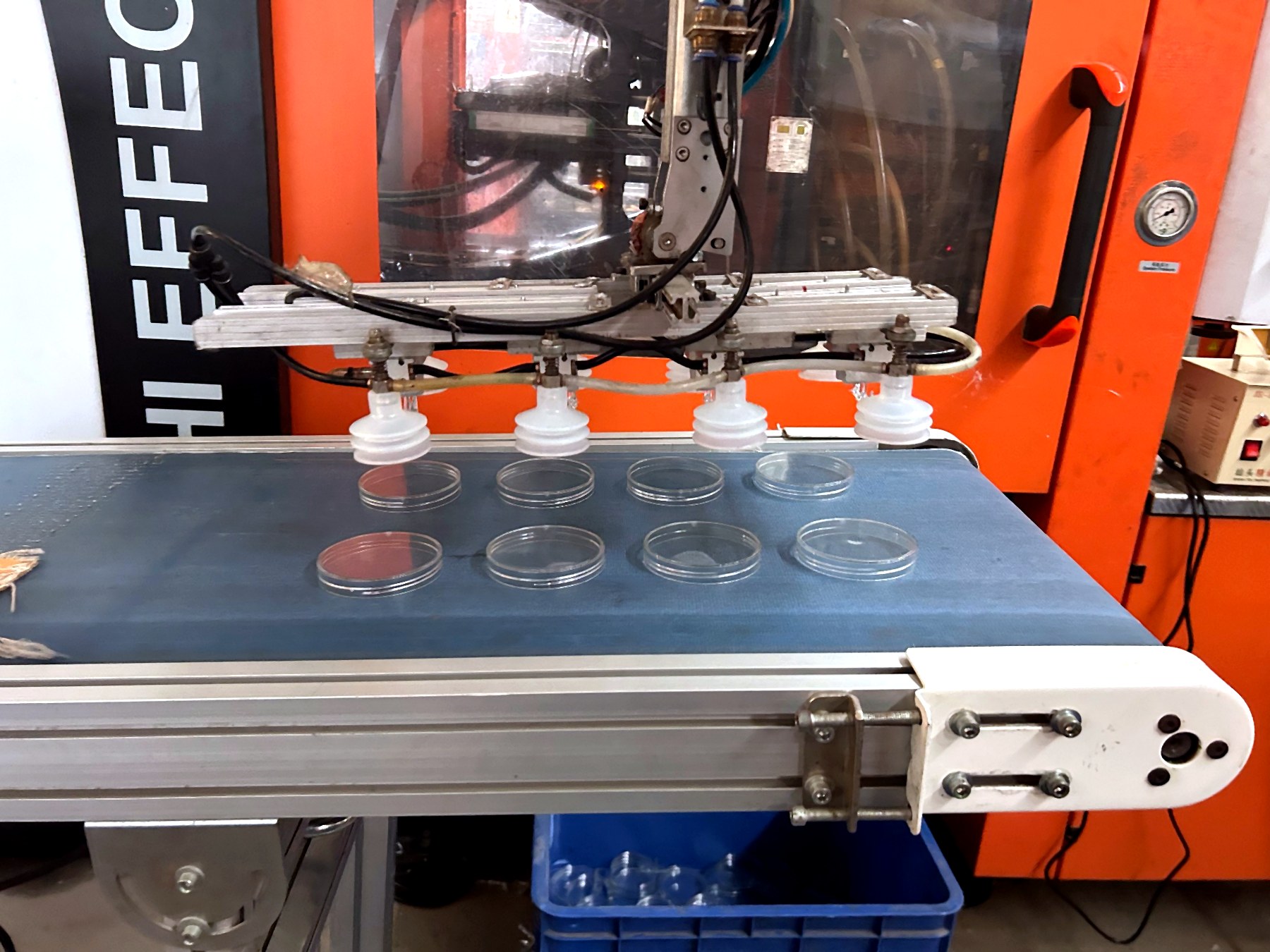Automatic pick and place conveyor line